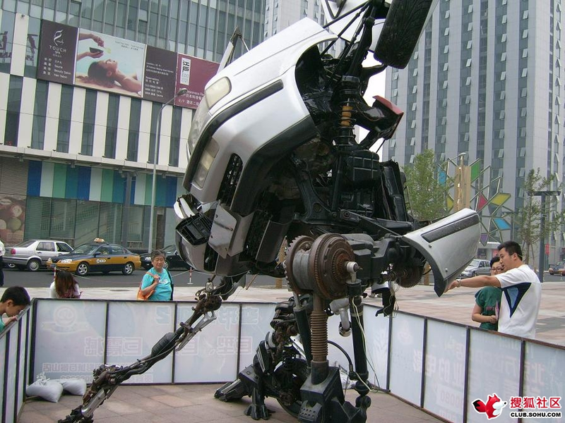 Illustration for article titled VW Passat-a-Bot Transformer Attacks Beijing Mall